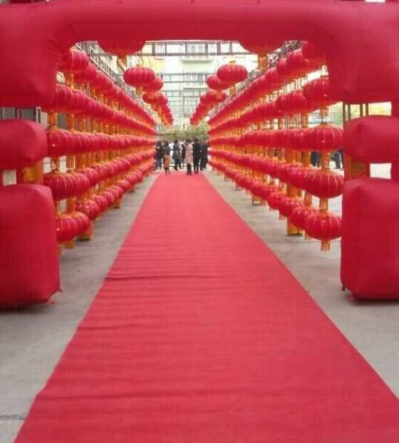 Lối đi vào khách sạn tổ chức hôn lễ treo rất nhiều đèn lồng đỏ. Lối đi vào khách sạn tổ chức hôn lễ treo rất nhiều đèn lồng đỏ.