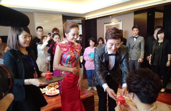 Nghi thức truyền thống Trung Quốc , cặp tân lang tân nương mời trà cha mẹ. Nghi thức truyền thống Trung Quốc , cặp tân lang tân nương mời trà cha mẹ.