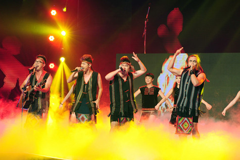 Nhóm F Band trong đêm bán kết Nhân tố bí ẩn mùa đầu tiên. Nhóm F Band trong đêm bán kết Nhân tố bí ẩn mùa đầu tiên.