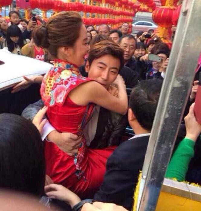 Chú rể hạnh phúc bế cô dâu ra khỏi xe hoa Chú rể hạnh phúc bế cô dâu ra khỏi xe hoa