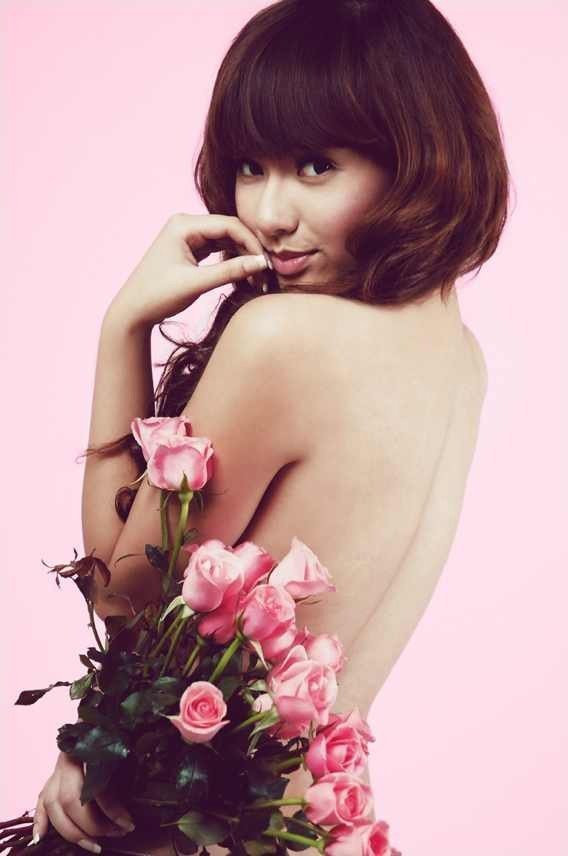 Trước ngày thi tốt nghiệp phổ thông trung học, chân dài 18 tuổi Trịnh Hồng Quế không quên gửi gắm đến những bạn khối 12 những lời chúc tốt đẹp trên trang cá nhân của mình. Gây ngạc nhiên hơn, Hồng Quế còn tiếp tục "giải khuây" bằng cách tung lên mạng một số hình bán nude khá táo bạo.