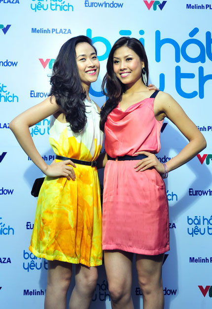 Cô vẫn giữ được cho mình vẻ dịu dàng đằm thắm. Người đẹp gặp lại bạn cũ cùng thi HH với mình. Lê Nhã Uyên đã có shoot hình kỷ niệm với Nguyễn Thị Loan. (Theo VTC News)