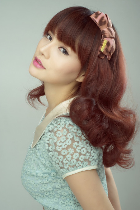 Nói đến chồng, người từng lấy vợ và có con riêng, mắt cựu siêu mẫu Vũ Thu Phương ánh lên niềm vui bình dị. Cô không chạnh lòng khi là người đến sau mà vẫn tự hào vì tìm được bờ vai vững chãi để san sẻ vui buồn trong cuộc đời. Cô nói: "7 tháng làm vợ với tôi là ngày tháng êm đềm, bình yên. Tôi được gia đình chồng yêu thương. Tôi cũng rất yêu thương ba mẹ chồng. Ba mẹ chồng xem bố mẹ đẻ tôi như em út trong nhà. Thông gia được với nhau được như thế là rất khó. Tình cảm vợ chồng tôi rất bền vững. Điều này làm tôi tự hào và hạnh phúc!"