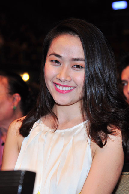 Lê Nhã Uyên, cô gái Huế gây ấn tượng trong cuộc thi HHVN 2010 bất ngờ tái xuất tại chương trình Bài hát yêu thích tối 6/3. Sau khi lên xe hoa vào năm ngoái. Sau khi lấy chồng, Lê Nhã Uyên dường như không tham gia hoạt động nào liên quan đến showbiz.