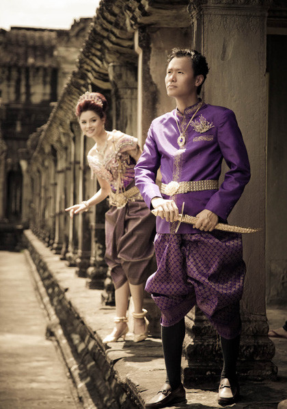 "Đã là người đàn ông bên cạnh tôi thì chắc chắn phải có tài nhưng tôi không đến với anh ấy vì tài hay tiền. Tài thì cũng cần gặp "thiên thời địa lợi nhân hòa" mới phát được. Tiền thì tôi có thể tự kiếm được. Chính cái tâm đã gắn kết cuộc đời tôi với anh ấy. Với tôi, anh không chỉ là một người chồng mà còn là người yêu, người thầy, và có lúc như một người cha", cô nói. (Theo Vnexpress)