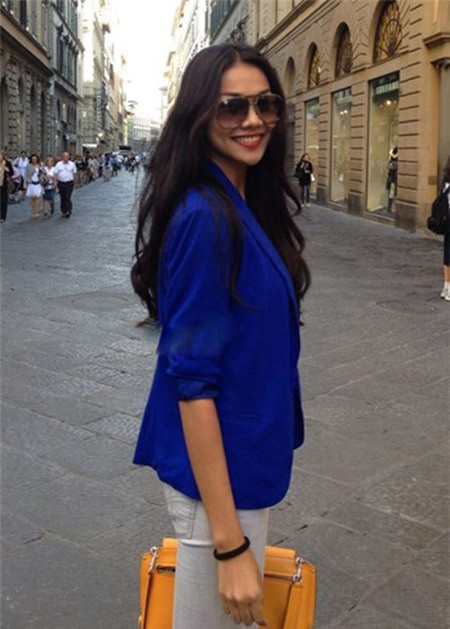 Áo khoác blazer là trang phục không thể thiếu của Thanh Hằng, vừa năng động vừa thoải mái.