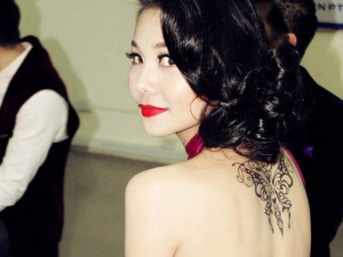 Hình xăm cánh bướm lơn rực rỡ tô điểm thêm nét huyền bí của nhân vật Kiều thị (Thanh Hằng) trong phim Hình xăm cánh bướm lơn rực rỡ tô điểm thêm nét huyền bí của nhân vật Kiều thị (Thanh Hằng) trong phim