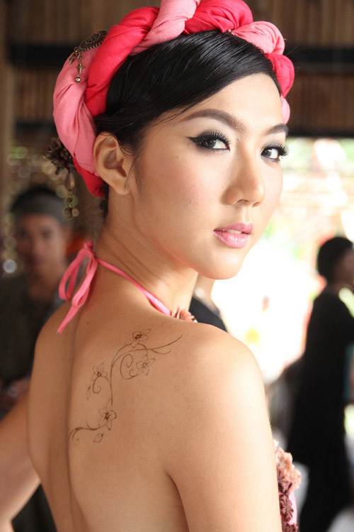 Ngọc Quyên ấn tượng với hình xăm hoa tím trong vai Đào thị trong bộ phim Mỹ nhân kế Ngọc Quyên ấn tượng với hình xăm hoa tím trong vai Đào thị trong bộ phim Mỹ nhân kế