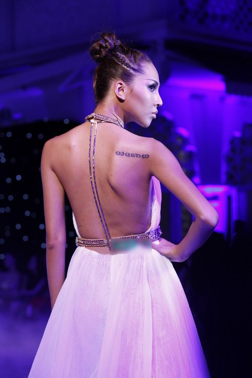 Minh Triệu khoe lưng trần, làn da nâu với ký tự lạ ở vai Minh Triệu khoe lưng trần, làn da nâu với ký tự lạ ở vai