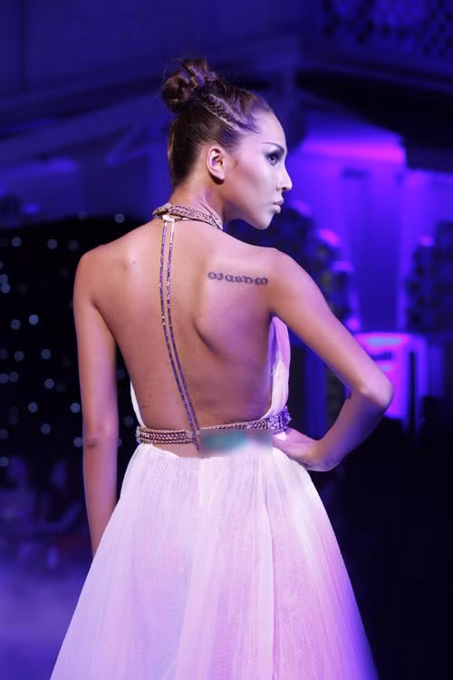 Minh Triệu khoe lưng trần, làn da nâu với ký tự lạ ở vai Minh Triệu khoe lưng trần, làn da nâu với ký tự lạ ở vai