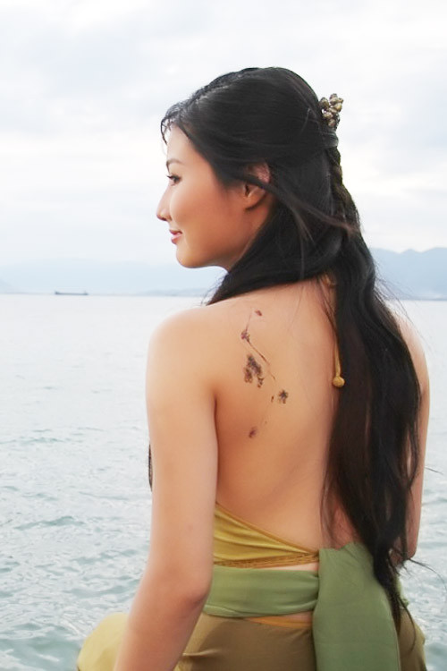 Nàng Mai thị trong phim Mỹ nhân kế sở hữu hình xăm dây leo xanh ở lưng trái. Hình xăm thể hiện sự trong trẻo, khát khao vươn ra thế giới bên ngoài của nàng Mai thị trong phim Nàng Mai thị trong phim Mỹ nhân kế sở hữu hình xăm dây leo xanh ở lưng trái. Hình xăm thể hiện sự trong trẻo, khát khao vươn ra thế giới bên ngoài của nàng Mai thị trong phim