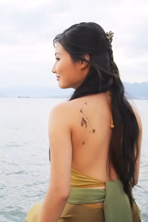 Nàng Mai thị trong phim Mỹ nhân kế sở hữu hình xăm dây leo xanh ở lưng trái. Hình xăm thể hiện sự trong trẻo, khát khao vươn ra thế giới bên ngoài của nàng Mai thị trong phim Nàng Mai thị trong phim Mỹ nhân kế sở hữu hình xăm dây leo xanh ở lưng trái. Hình xăm thể hiện sự trong trẻo, khát khao vươn ra thế giới bên ngoài của nàng Mai thị trong phim