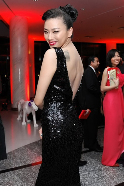 Ngô Thanh Vân có hình xăm cũng như vị trí xăm hình rất giống nữ minh tinh Angelina Jolie Ngô Thanh Vân có hình xăm cũng như vị trí xăm hình rất giống nữ minh tinh Angelina Jolie