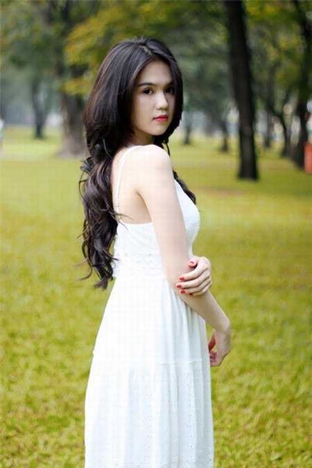 Tại sao màu trắng lại cuốn hút đến như vậy? Bởi đó là gam màu có thể tôn tất cả các làn da cũng như có thể kết hợp với nhiều gam màu khác mà không bị quê mùa. Màu trắng có thể đem đến cho nam giới sự lịch lãm và nữ giới sự nhẹ nhàng trong các bộ trang phục.