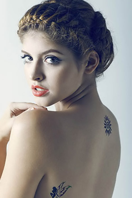 Mẫu Tây 9X - Andrea cũng có hình xăm thiên thần & mặt trời ở 2 vị trí khác nhau vùng lưng Mẫu Tây 9X - Andrea cũng có hình xăm thiên thần & mặt trời ở 2 vị trí khác nhau vùng lưng