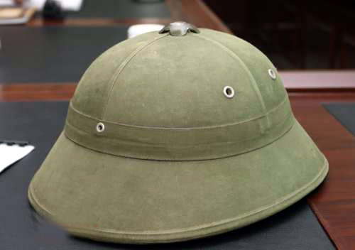 Mốt của dân chơi Hà Nội thời bao cấp: dép nhựa và mũ cối Mốt của dân chơi Hà Nội thời bao cấp: dép nhựa và mũ cối