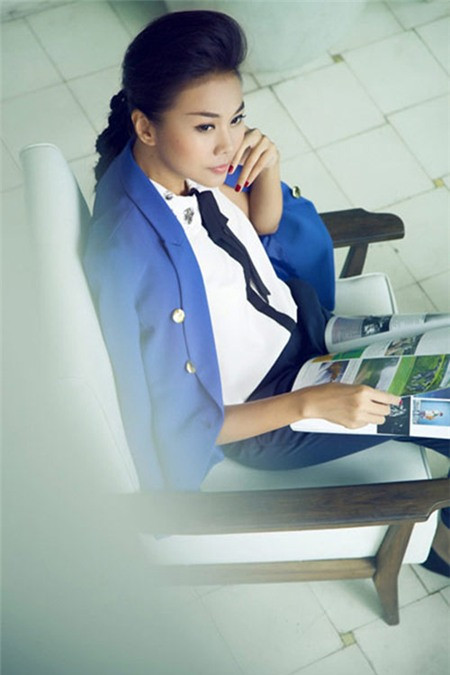 Là một gam màu rất nổi bật, nên xanh cô-ban có thể tôn lên được làn da trắng của bạn. Dù vậy, với làn da ngăm, xanh cô-ban cũng đem đến sự cá tính và ấn tượng. Có thể kết hợp gam màu này với những màu sắc nhẹ nhàng hơn như trắng, nâu, đen để tạo nên sự cuốn hút mà không kém phần nữ tính.