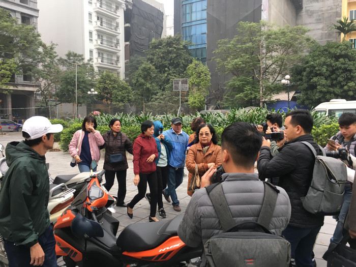 Bà Quy trùm kín được người thân đưa đến tòa sáng ngày 14/1. Ảnh: Vũ Phương. Bà Quy trùm kín được người thân đưa đến tòa sáng ngày 14/1. Ảnh: Vũ Phương.