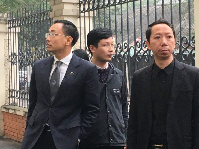 Bố cháu L. không giấu được nỗi buồn khi phải đến tòa xét xử vụ án liên quan đến cái chết của con trai mình cháu L. H.L. Ảnh: Vũ Phương. Bố cháu L. không giấu được nỗi buồn khi phải đến tòa xét xử vụ án liên quan đến cái chết của con trai mình cháu L. H.L. Ảnh: Vũ Phương.