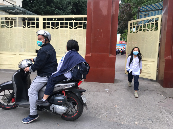Không chỉ học sinh tiểu học, học sinh Trường Trung học cơ sở Lý Thường Kiệt (quận Đống Đa) cũng đeo khẩu trang đến trường và trong giờ lên lớp.