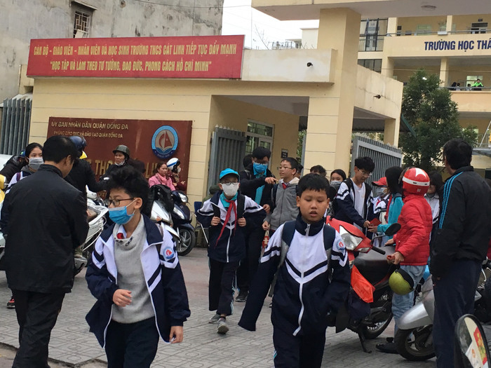 Học sinh Trường Trung học cơ sở Cát Linh (quận Đống Đa) phần lớn đeo khẩu trang y tế vì sợ dịch Corona. Ảnh: Vũ Phương.