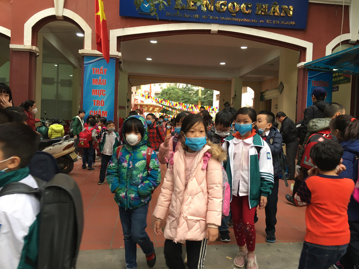 Đa phần học sinh được đeo khẩu trang y tế đến trường và trong cả giờ học. Ảnh: Vũ Phương.