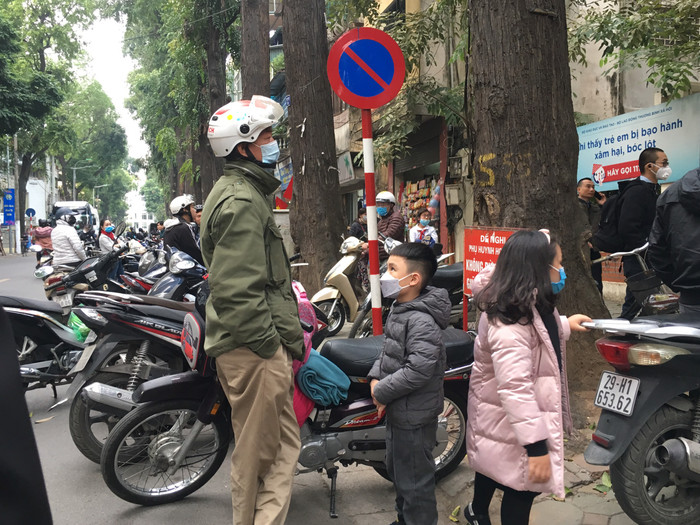 Phụ huynh luôn có ý thức phòng chống dịch. Ảnh: Vũ Phương.