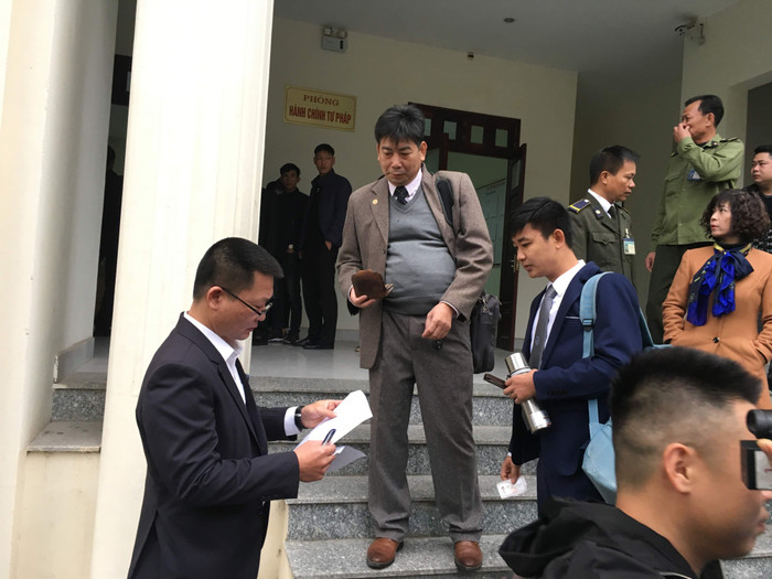 Bất ngờ Luật sư Nguyễn Thanh Sơn, Luật sư Lê Trọng Minh bào chữa cho bà Nguyễn Bích Quy, trước đó bà Quy đã từ chối. Ảnh: Vũ Phương.