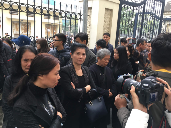 Người thân cháu L. chờ được vào phòng xét xử. Ảnh: Vũ Phương.