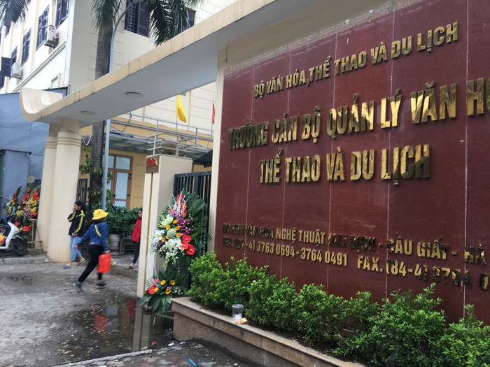 Bên ngoài Trường Cán bộ quản lý văn hóa thể thao và du lịch không biển bảng giới thiệu về cơ sở đào tạo của Trường cao đẳng Công nghệ và Thương mại Hà Nội, nhưng bên trong trường này đào tạo nhiều lớp. Ảnh: Vũ Phương. Bên ngoài Trường Cán bộ quản lý văn hóa thể thao và du lịch không biển bảng giới thiệu về cơ sở đào tạo của Trường cao đẳng Công nghệ và Thương mại Hà Nội, nhưng bên trong trường này đào tạo nhiều lớp. Ảnh: Vũ Phương.