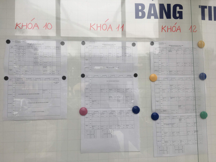 Thời khóa biểu, phòng học các khóa 10, 11, 12 Trường Cao đẳng Công nghệ và Thương mại Hà Nội tại cơ sở 2 bên trong Trường Cán bộ quản lý văn hóa thể thao và du lịch. Ảnh: Vũ Phương. Thời khóa biểu, phòng học các khóa 10, 11, 12 Trường Cao đẳng Công nghệ và Thương mại Hà Nội tại cơ sở 2 bên trong Trường Cán bộ quản lý văn hóa thể thao và du lịch. Ảnh: Vũ Phương.