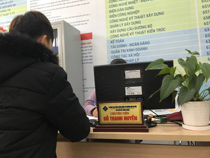Nhân viên tư vấn tuyển sinh Đỗ Thanh Huyền nhận học phí của sinh viên học tại cơ sở 2. Ảnh: Vũ Phương. Nhân viên tư vấn tuyển sinh Đỗ Thanh Huyền nhận học phí của sinh viên học tại cơ sở 2. Ảnh: Vũ Phương.