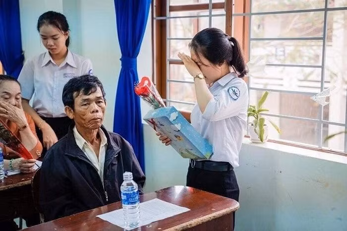 Những món quà, bó hoa là tình cảm của con cái dành cho cha mẹ (Ảnh: Nhân vật cung cấp)