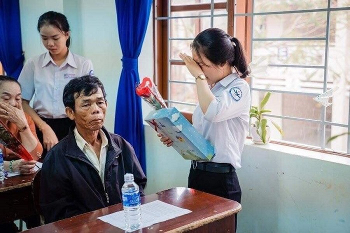 Những món quà, bó hoa là tình cảm của con cái dành cho cha mẹ (Ảnh: Nhân vật cung cấp) Những món quà, bó hoa là tình cảm của con cái dành cho cha mẹ (Ảnh: Nhân vật cung cấp)