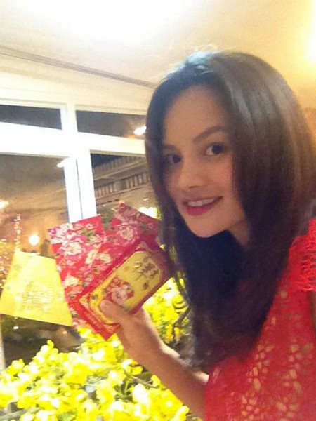 Vũ Thu Phương khoe bụng bầu một cách đầy hạnh phúc. Vũ Thu Phương khoe bụng bầu một cách đầy hạnh phúc.