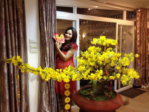 Gương mặt của cựu mẫu rạng ngời niềm vui khi sắp sửa được lên chức mẹ. Gương mặt của cựu mẫu rạng ngời niềm vui khi sắp sửa được lên chức mẹ.