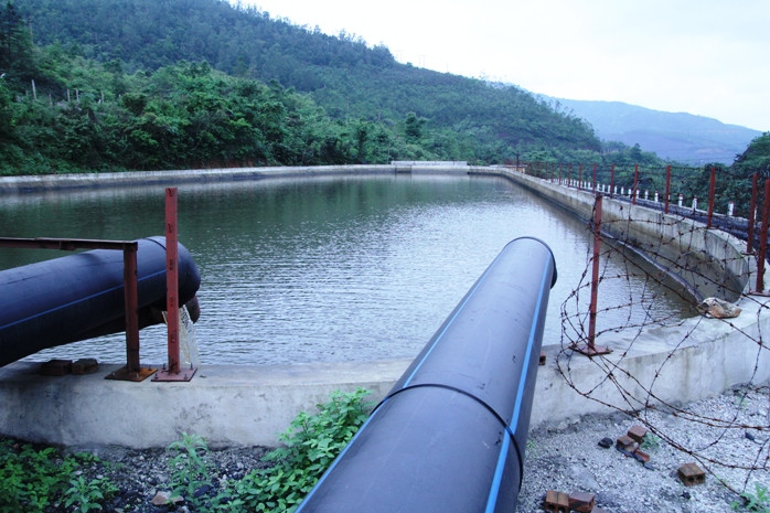 Và đây là bể lắng lớn. Nước từ trong hầm mỏ ra đều được chảy về đây để thanh lọc, trước khi xả ra môi trường Và đây là bể lắng lớn. Nước từ trong hầm mỏ ra đều được chảy về đây để thanh lọc, trước khi xả ra môi trường