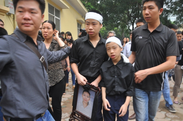 Hai con của chị Huyền tại tòa Hai con của chị Huyền tại tòa