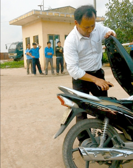 Đối tượng cướp điện thoại rồi cho vào cốp xe Đối tượng cướp điện thoại rồi cho vào cốp xe