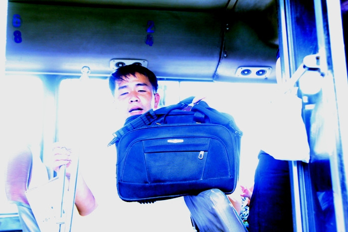 Chân dung gã đàn ông cụt chân, chuyên "moi" tiền người đi đường (Ảnh: Viết Cường)