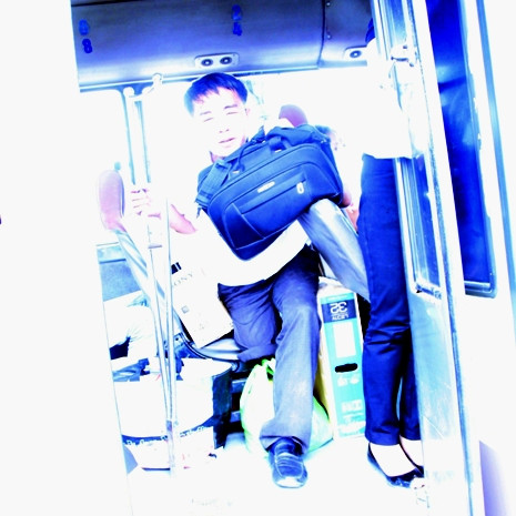 Gã vội vàng leo lên xe đi khi thấy tôi chạy đến. Ảnh: Viết Cường