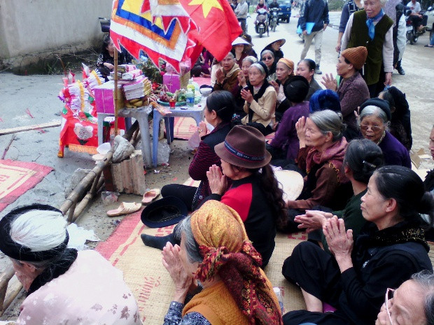 Nhiều cụ già ở Mễ trì đã nửa tháng nay chịu nắng gió, bụi bặm, mong lấy lại được con đường cổ của làng (ảnh Viết Cường) Nhiều cụ già ở Mễ trì đã nửa tháng nay chịu nắng gió, bụi bặm, mong lấy lại được con đường cổ của làng (ảnh Viết Cường)