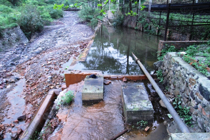 Đây là bể chứa nước nhỏ, chứa nước chảy từ cửa lò ra, sau đó nước được thanh lọc rồi dẫn xuống đường ống bên dưới rồi chảy ra bể lọc lớn phía bên ngoài Đây là bể chứa nước nhỏ, chứa nước chảy từ cửa lò ra, sau đó nước được thanh lọc rồi dẫn xuống đường ống bên dưới rồi chảy ra bể lọc lớn phía bên ngoài