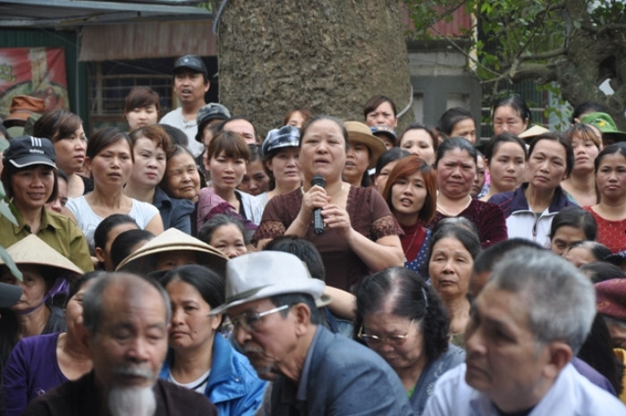 Người dân Mễ Trì bật khóc khi nói về 'con đường lịch sử' bị UBND TP. Hà Nội thu hồi cho điện lực thuê (ảnh GDVN) Người dân Mễ Trì bật khóc khi nói về 'con đường lịch sử' bị UBND TP. Hà Nội thu hồi cho điện lực thuê (ảnh GDVN)