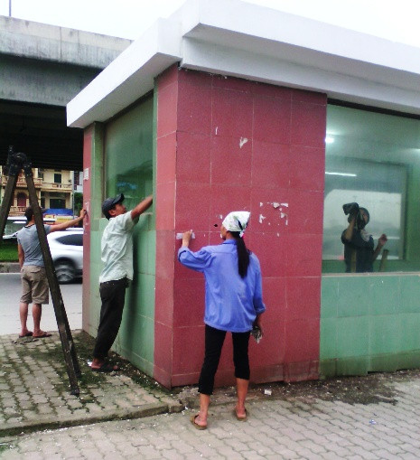 Một công trình đã không sử dụng từ lâu nhưng vẫn phải thuê công nhân lau chùi, dọn dẹp Một công trình đã không sử dụng từ lâu nhưng vẫn phải thuê công nhân lau chùi, dọn dẹp