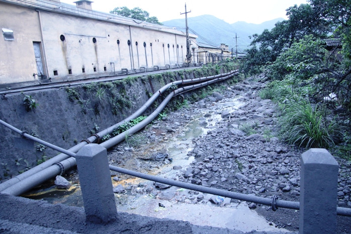 Nước sau khu nhà ăn của công nhân mỏ khá ô nhiễm Nước sau khu nhà ăn của công nhân mỏ khá ô nhiễm