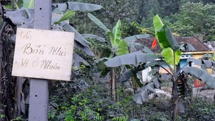 Và nhiều hộ dân sống xung quanh đã phải treo biển bán nhà gấp vì không chịu nổi mùi và ruồi tỏa ra từ nhà máy rác (Ảnh: Viết Cường)