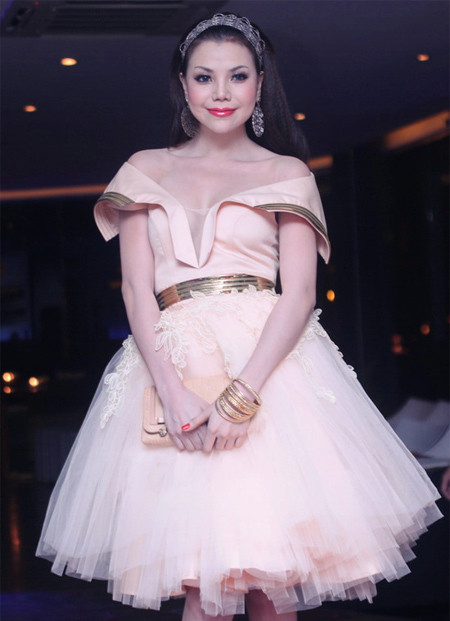 Người đẹp Trà Ngọc Hằng đáng yêu nhưng cũng không kém phần quyến rũ khi diện bộ váy màu hồng nhạt, cổ trễ. Cô chọn mix trang phục với phụ kiện màu vàng ánh kim. Người đẹp Trà Ngọc Hằng đáng yêu nhưng cũng không kém phần quyến rũ khi diện bộ váy màu hồng nhạt, cổ trễ. Cô chọn mix trang phục với phụ kiện màu vàng ánh kim.