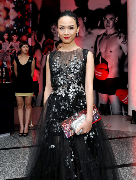 Người đẹp Phương Nga cuốn hút với chiếc váy đen. Bộ váy này có thể che giấu hầu hết nhược điểm trên cơ thể của bạn gái như: ngực, vòng mông nhỏ, chân không thẳng... Người đẹp Phương Nga cuốn hút với chiếc váy đen. Bộ váy này có thể che giấu hầu hết nhược điểm trên cơ thể của bạn gái như: ngực, vòng mông nhỏ, chân không thẳng...