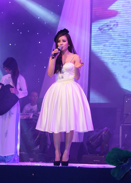 Ca sĩ Vy Oanh phối hai gam màu cơ bản là trắng - đen, tạo nên nét thanh lịch và sang trọng cho bộ trang phục. Ca sĩ Vy Oanh phối hai gam màu cơ bản là trắng - đen, tạo nên nét thanh lịch và sang trọng cho bộ trang phục.